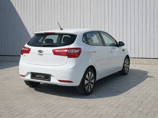 2013 Kia Rio 4-speed III, белый, 850000 рублей, вид 4