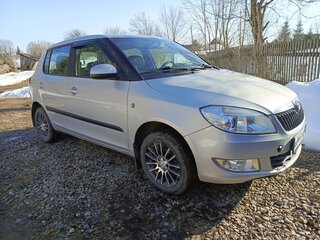 2013 Skoda Fabia II Рестайлинг, серебристый, 480000 рублей, вид 2