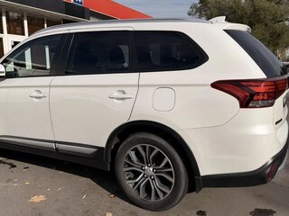 2018 Mitsubishi Outlander III Рестайлинг 2, белый, 1900000 рублей, вид 3