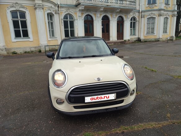 2017 Mini Hatch Cooper III (F55/F56), белый, 1360000 рублей - вид 2