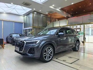 2024 Audi Q7 45 TFSI II (4M) Рестайлинг 2, серый, 9436687 рублей, вид 1