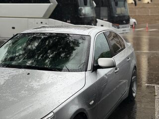 2003 BMW 5 серии 520i V (E60/E61), серебристый, 900000 рублей, вид 1