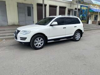 2009 Volkswagen Touareg I Рестайлинг, белый, 1435000 рублей, вид 2