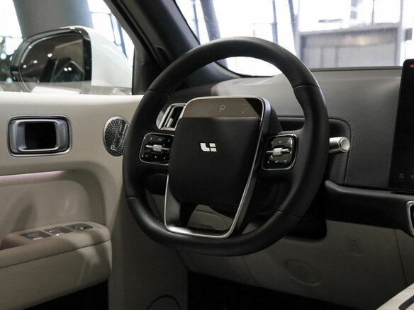 2025 Li Auto (Lixiang) L9 52.3 kWh I Рестайлинг, белый, 11990000 рублей - вид 11