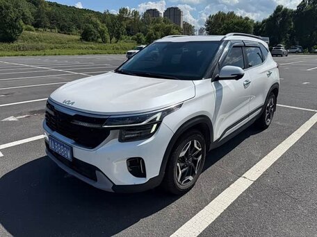 2023 Kia Seltos I Рестайлинг, белый, 2300000 рублей, вид 1