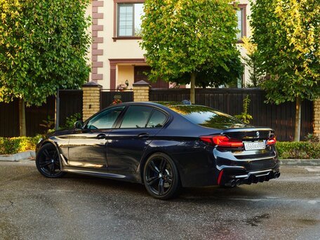 2019 BMW 5 серии M550d xDrive VII (G30/G31/G38), чёрный, 4500000 рублей, вид 4