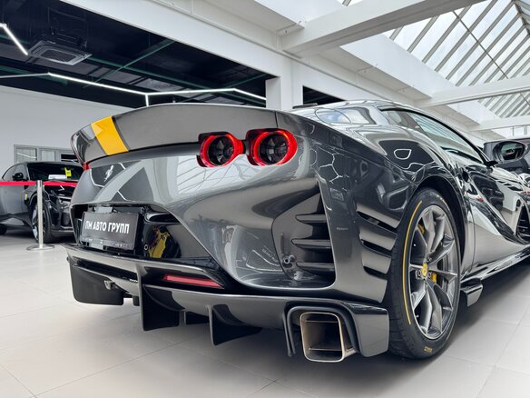 2022 Ferrari 812 Competizione, серый - вид 14