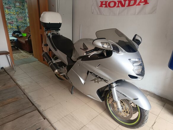 2001 Honda CBR 1100 XX, серебристый, 526000 рублей - вид 1