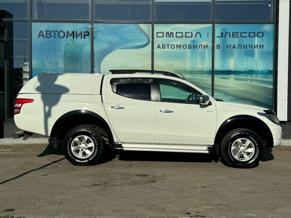 2017 Mitsubishi L200 V, белый - вид 3