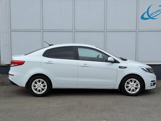 2017 Kia Rio III Рестайлинг, белый, 1075000 рублей, вид 5