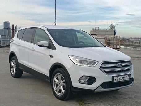 2017 Ford Kuga II Рестайлинг, белый, 1250000 рублей, вид 1