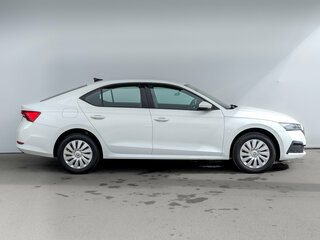 2021 Skoda Octavia IV (A8), белый, 2360000 рублей, вид 4