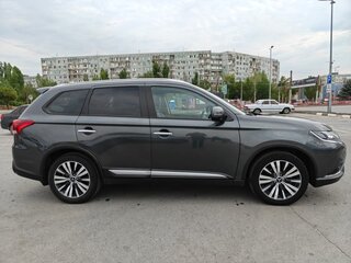 2020 Mitsubishi Outlander III Рестайлинг 3, серый, 2550000 рублей, вид 5