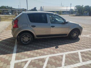 2011 Renault Sandero I, бежевый, 570000 рублей, вид 2