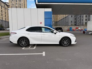 2021 Toyota Camry VIII (XV70) Рестайлинг, белый, 3050000 рублей, вид 4