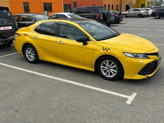 2019 Toyota Camry VIII (XV70), жёлтый, 1670000 рублей, вид 3