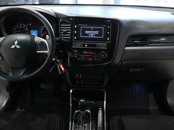 2018 Mitsubishi Outlander III Рестайлинг 3, белый, 1380000 рублей - вид 6