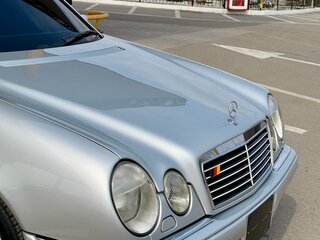 1998 Mercedes-Benz E-Класс 320 II (W210, S210), серебристый, 1400000 рублей, вид 3