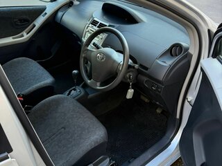 2010 Toyota Vitz II (XP90), серый, 620000 рублей, вид 5