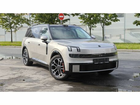 Lynk & Co 900