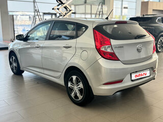 2015 Hyundai Solaris I Рестайлинг, серебристый, 809000 рублей, вид 4
