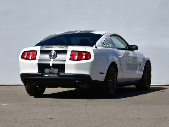 2011 Ford Mustang V Рестайлинг, белый, 1750000 рублей - вид 4