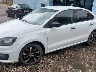 2016 Volkswagen Polo V Рестайлинг, белый, 850000 рублей, вид 2