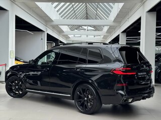 2022 BMW X7 40i I (G07) Рестайлинг, чёрный, 9990000 рублей, вид 5