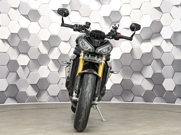 2021 Triumph Speed Triple, чёрный, 1329000 рублей - вид 4