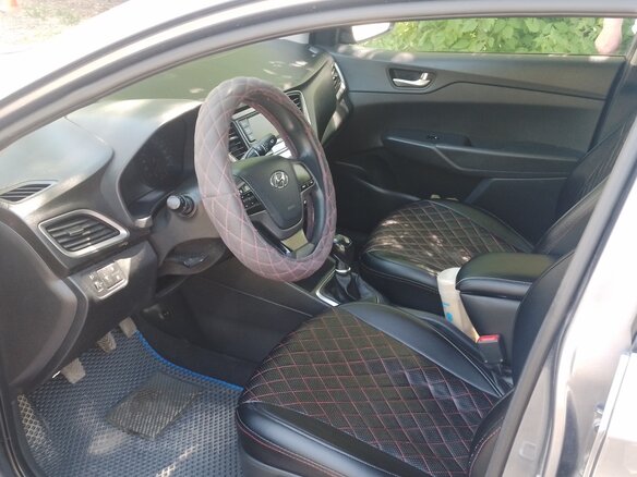 2017 Hyundai Solaris II, серый, 1060000 рублей - вид 4