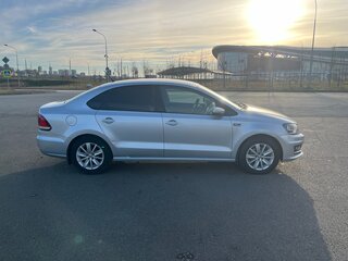 2016 Volkswagen Polo V Рестайлинг, серебристый, 910000 рублей, вид 4