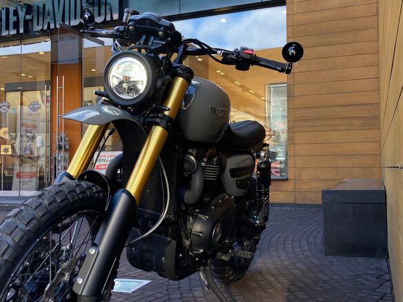 2023 Triumph Scrambler, серый - вид 4
