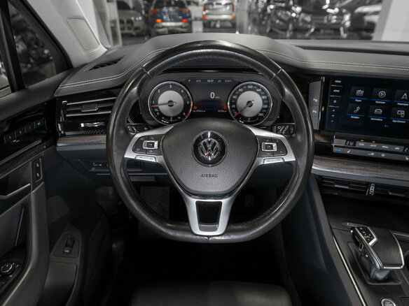 2018 Volkswagen Touareg III, белый - вид 9