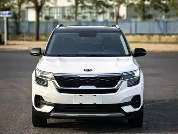 2022 Kia KX3, белый, 1420000 рублей - вид 1