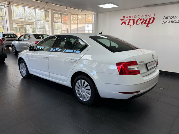 2019 Skoda Octavia III (A7) Рестайлинг, белый, 1840000 рублей - вид 5