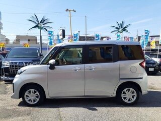 2023 Toyota Roomy I Рестайлинг, серебристый, 755000 рублей, вид 4