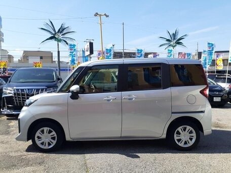 2023 Toyota Roomy I Рестайлинг, серебристый, 755000 рублей, вид 4