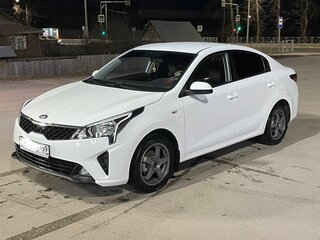 2021 Kia Rio IV Рестайлинг, белый, 1655000 рублей, вид 1