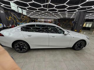2025 BMW 5 серии Long 530Li xDrive VIII (G60/G61/G68), белый, 7300000 рублей, вид 5
