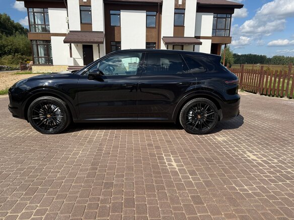 2019 Porsche Cayenne Turbo III, чёрный, 7600000 рублей - вид 4