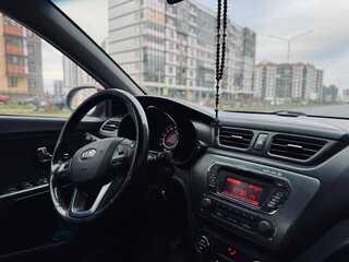 2013 Kia Rio 5-speed III, красный, 750000 рублей, вид 4