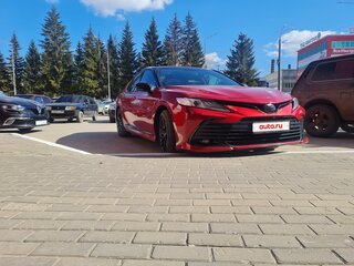 2021 Toyota Camry VIII (XV70) Рестайлинг, красный, 2900000 рублей, вид 3
