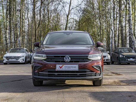 2021 Volkswagen Tiguan II Рестайлинг, коричневый, 2018000 рублей, вид 3