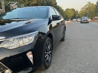 2017 Toyota Camry VII (XV50) Рестайлинг 2, чёрный, 2000000 рублей, вид 3