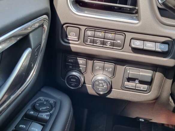 2022 GMC Yukon V, чёрный, 9000000 рублей - вид 2
