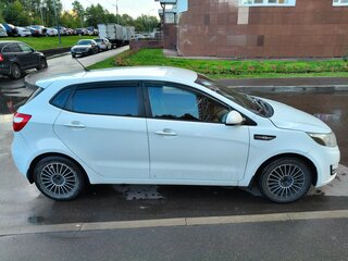 2013 Kia Rio III, белый, 570000 рублей, вид 3