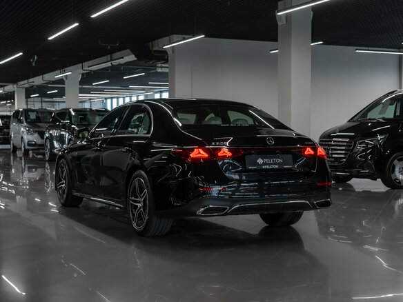 2026 Mercedes-Benz E-Класс 300 VI (W214, S214), чёрный - вид 3
