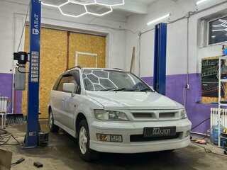 1998 Mitsubishi Chariot Grandis III, белый, 580000 рублей, вид 2