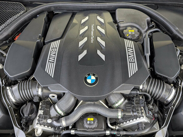 2021 BMW 7 серии Long 750Li xDrive VI (G11/G12) Рестайлинг, синий, 6750000 рублей - вид 9