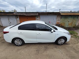 2018 Kia Rio IV, белый, 880000 рублей, вид 4